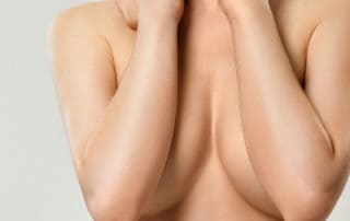 frau oberkoerper brueste verdeckt durch arme