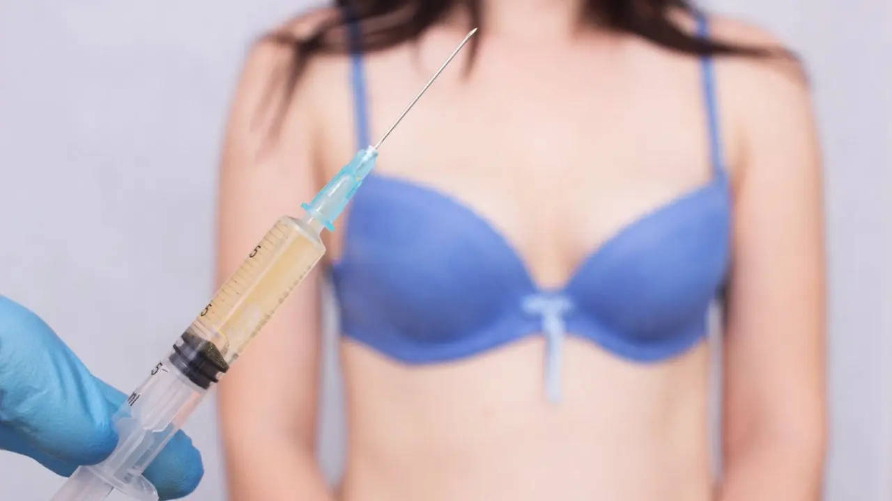 frauen oberkörper mit lilafarbenem bh und spritze mit hyaluronsäure brustvergrösserung